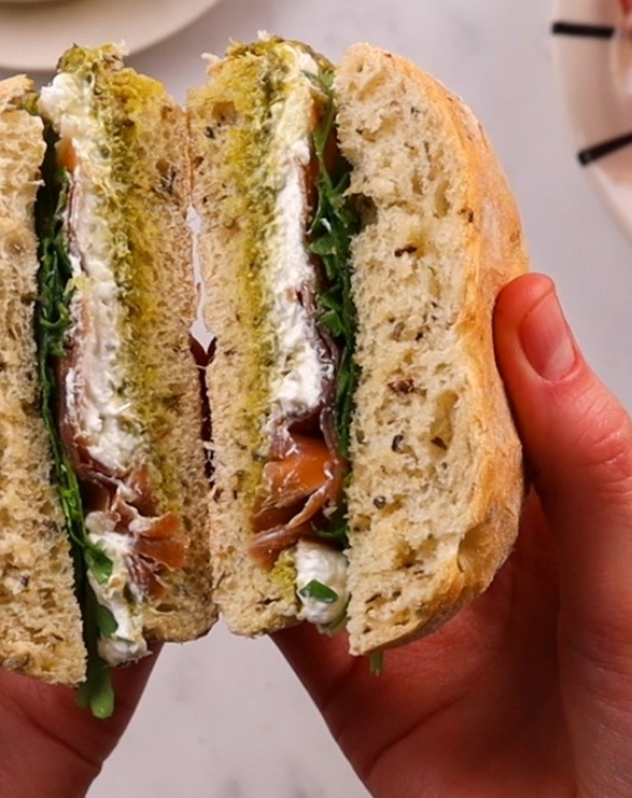 Focaccia burrata, prosciutto & pesto