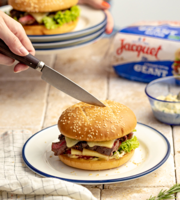 Burger entrecôte aux échalottes caramélisées