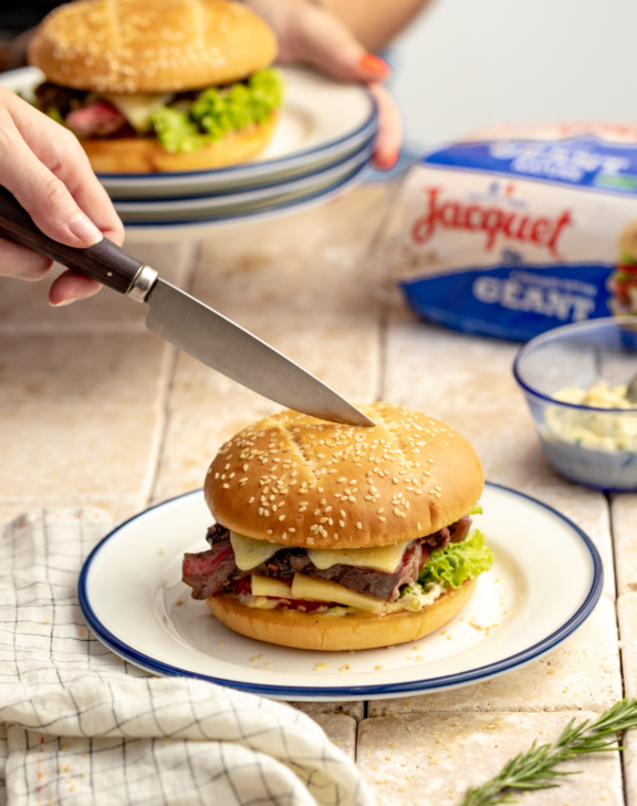 Burger entrecôte aux échalottes caramélisées