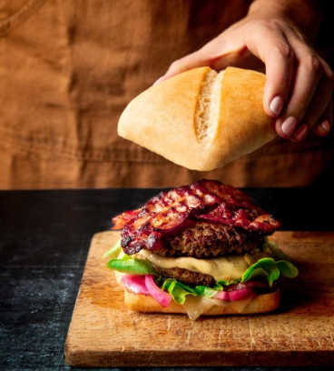 Brasserie Burger steak, lard avec une touche d’emmental et pickles d&rsquo;oignon
