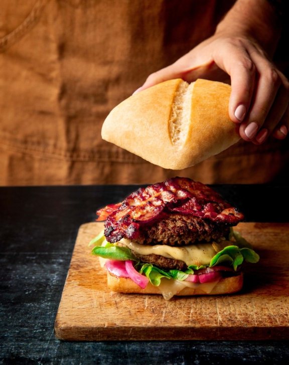 Brasserie Burger steak, lard avec une touche d’emmental et pickles d&rsquo;oignon