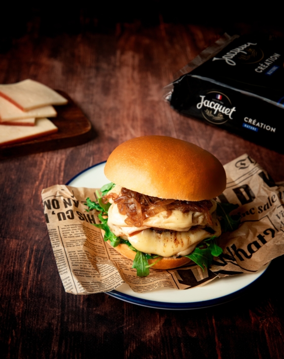 Burger raclette et oignons caramélisés