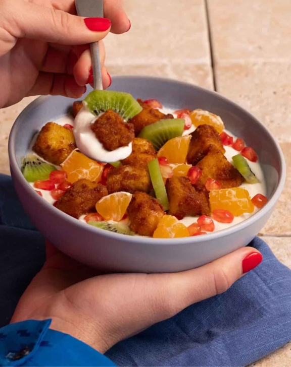 Power bowl fromage blanc, croûtons caramélisés et fruits