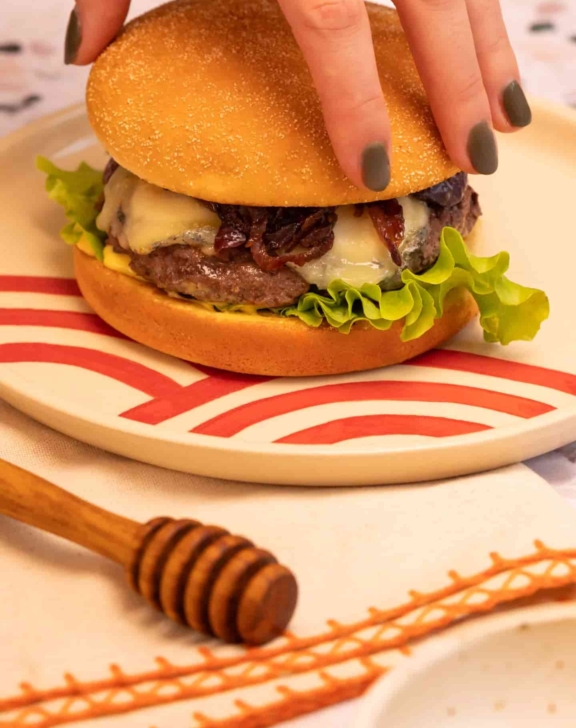 Burger steak haché et fromage de chèvre