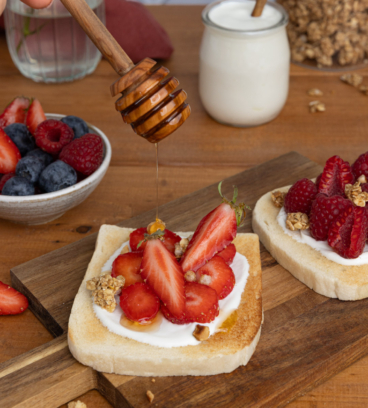 Tartine sucrée au yaourt, fruits et granola