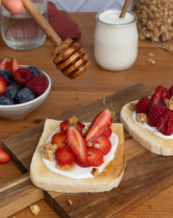 Tartine sucrée au yaourt, fruits et granola