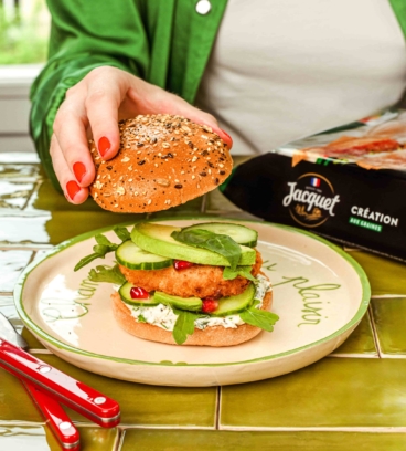 Burger au poulet pané, concombre et avocat