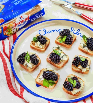 Toast roquefort, mûres et miel