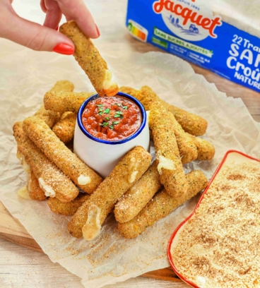 Sticks de mozzarella avec chapelure de pain de mie