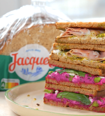 Duo de tartines houmous de betterave, petits pois, feta, &amp; basilic et mortadelle avec stracciatella et pesto