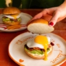 Burger avocat, œuf et bacon