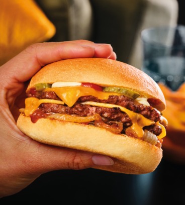 Cheeseburger aux oignons caramélisés