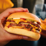 Cheeseburger aux oignons caramélisés