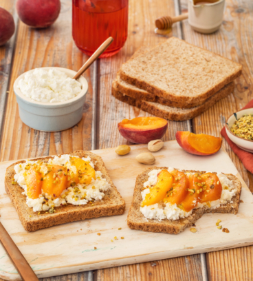 Tartine chèvre pêche