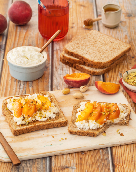 Tartine chèvre pêche
