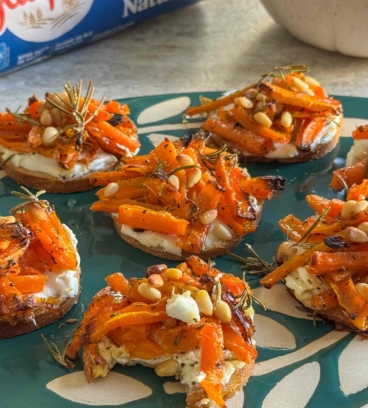 Toasts de carottes r&ocirc;ties au fromage frais, romarin &amp; miel