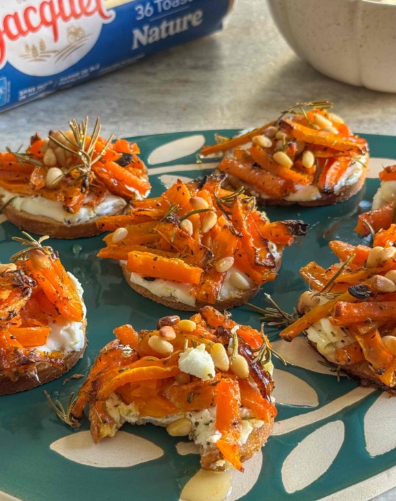 Toasts de carottes r&ocirc;ties au fromage frais, romarin &amp; miel