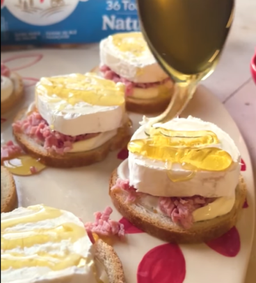 Toasts ch&egrave;vre miel jambon &amp; cr&egrave;me fra&icirc;che