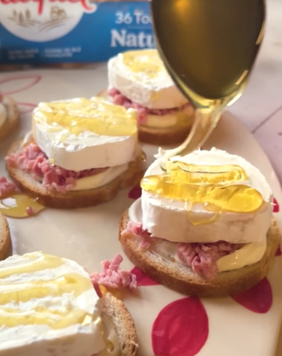 Toasts ch&egrave;vre miel jambon &amp; cr&egrave;me fra&icirc;che