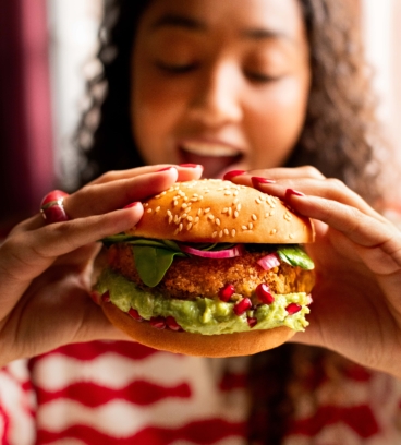 Burger v&eacute;g&eacute;tarien au butternut pan&eacute;, guacamole &amp; grenades