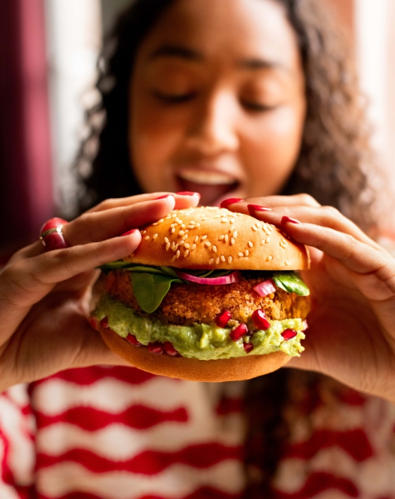 Burger v&eacute;g&eacute;tarien au butternut pan&eacute;, guacamole &amp; grenades