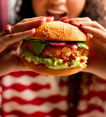 Burger v&eacute;g&eacute;tarien au butternut pan&eacute;, guacamole &amp; grenades