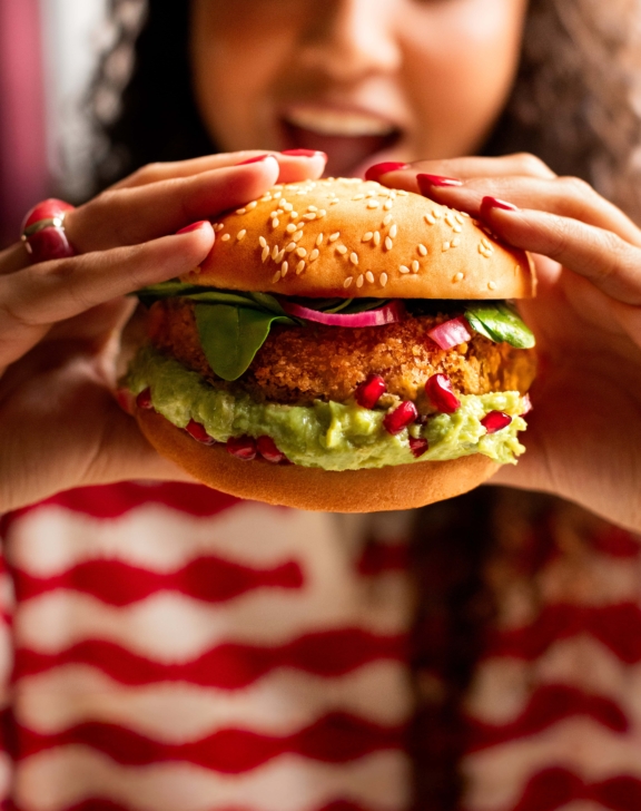 Burger v&eacute;g&eacute;tarien au butternut pan&eacute;, guacamole &amp; grenades
