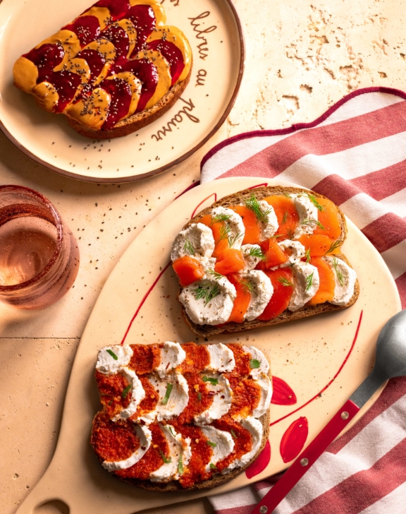 Tartines &Eacute;cailles : sal&eacute;e au saumon fum&eacute; ou pesto rosso et sucr&eacute;e au beurre de cacahu&egrave;tes