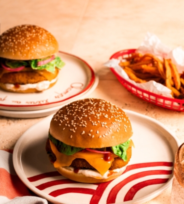 Burger brioch&eacute; au poulet pan&eacute; croustillant, cheddar &amp; sauce tartare