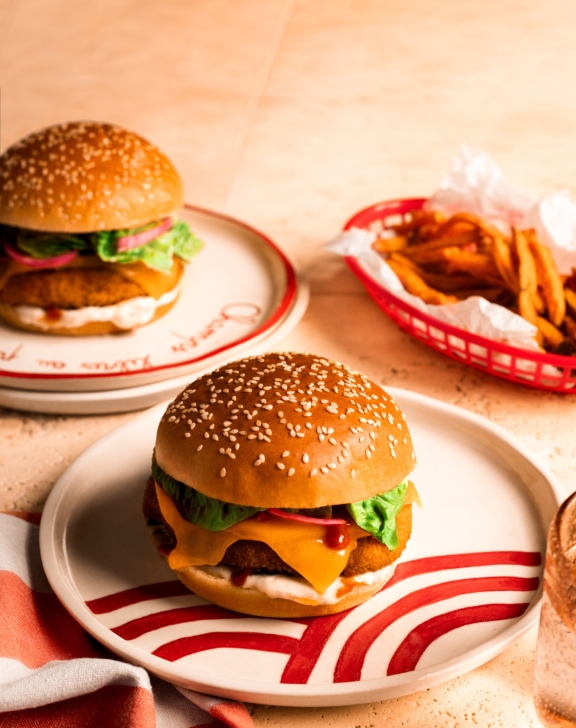 Burger brioch&eacute; au poulet pan&eacute; croustillant, cheddar &amp; sauce tartare