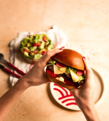 Burger maison au steak hach&eacute; et Comt&eacute;