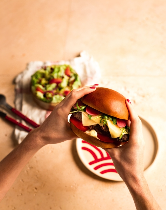 Burger maison au steak hach&eacute; et Comt&eacute;