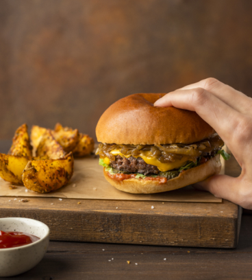 Burger steak, cheddar et oignons confits