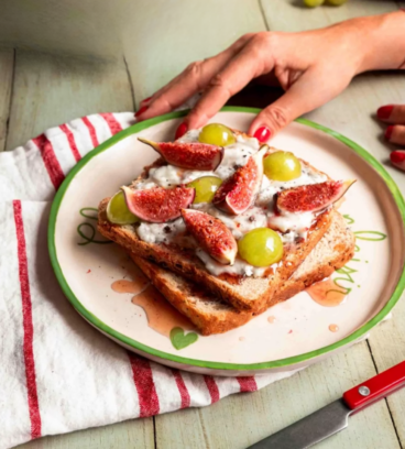 Tartines au gorgonzola, figues et raisins