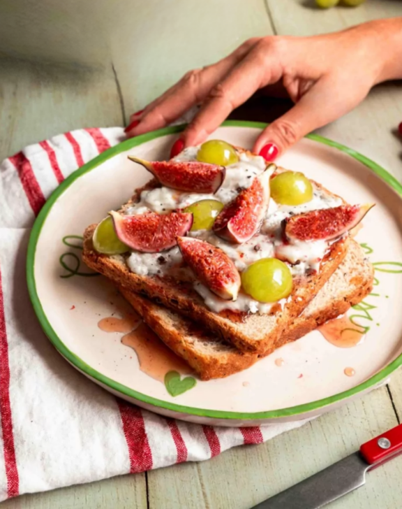 Tartines au gorgonzola, figues et raisins