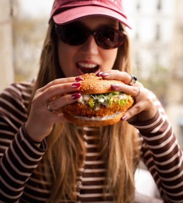 Burger fa&ccedil;on C&eacute;sar au poulet pan&eacute; et sauce maison