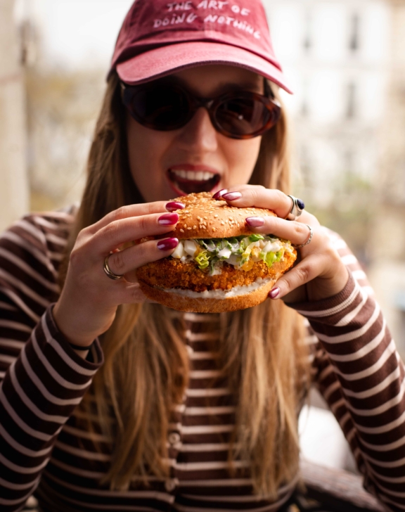 Burger fa&ccedil;on C&eacute;sar au poulet pan&eacute; et sauce maison