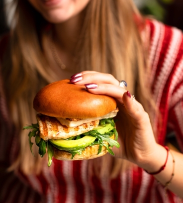 Halloumi Burger &agrave; l&rsquo;avocat, miel et pickles de radis