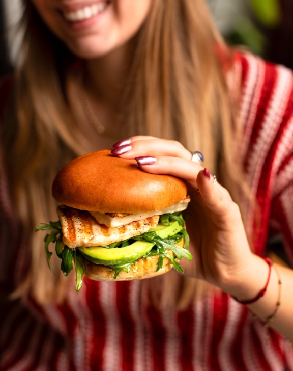 Halloumi Burger &agrave; l&rsquo;avocat, miel et pickles de radis