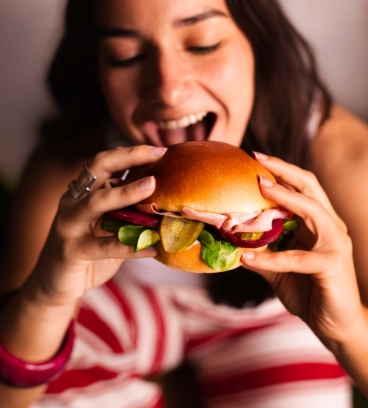 Burger froid &agrave; la mortadelle et l&eacute;gumes marin&eacute;s