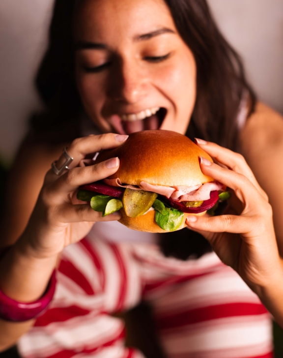 Burger froid &agrave; la mortadelle et l&eacute;gumes marin&eacute;s