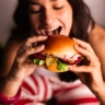 Burger froid &agrave; la mortadelle et l&eacute;gumes marin&eacute;s