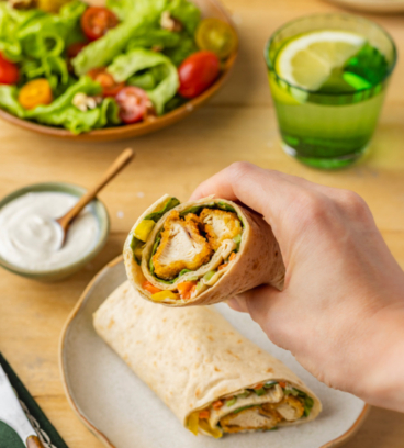 Wrap fa&ccedil;on salade C&eacute;sar : poulet, parmesan et sauce cr&eacute;meuse