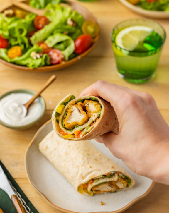 Wrap fa&ccedil;on salade C&eacute;sar : poulet, parmesan et sauce cr&eacute;meuse