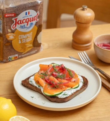 Tartine danoise &agrave; la truite fum&eacute;e, concombre et aneth