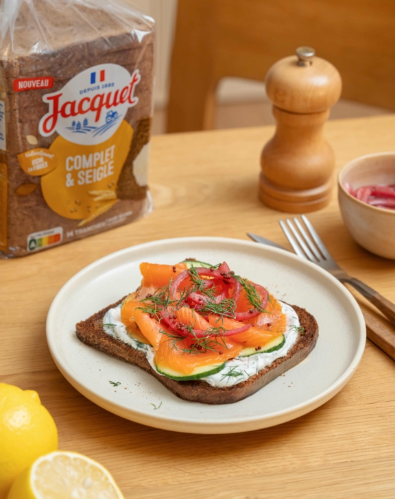 Tartine danoise &agrave; la truite fum&eacute;e, concombre et aneth