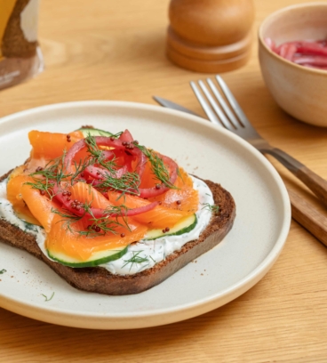 Tartine danoise &agrave; la truite fum&eacute;e, concombre et aneth