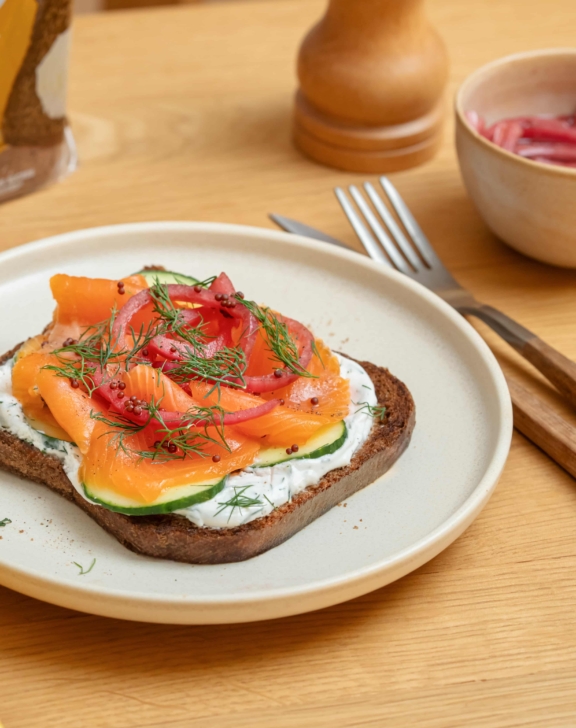 Tartine danoise &agrave; la truite fum&eacute;e, concombre et aneth