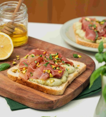 Tartine pistache, ricotta, jambon cru et miel