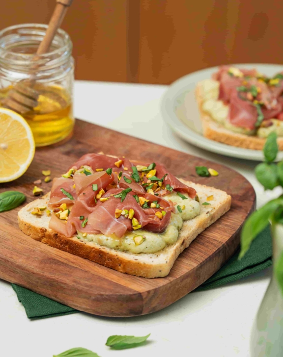 Tartine pistache, ricotta, jambon cru et miel